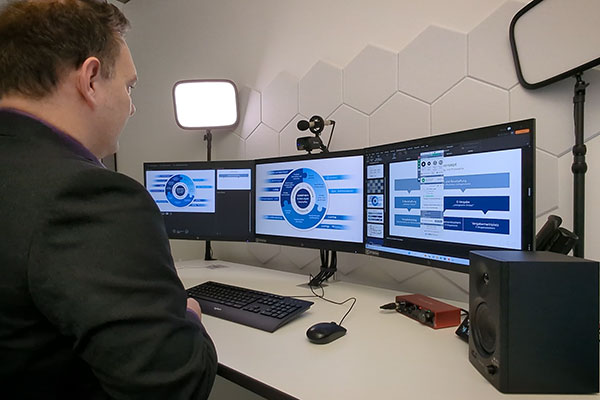 Mann schaut auf Monitor mit VMP Webinar